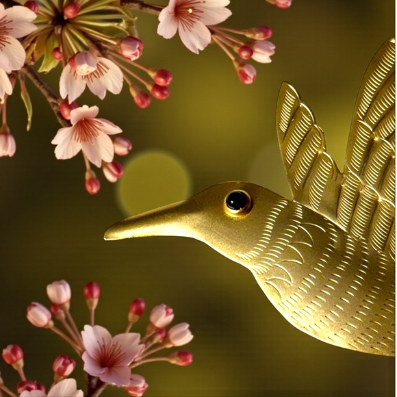 Vintage Etched Gold Toned Hummingbird Brooch Pin - Picture 2 of 3